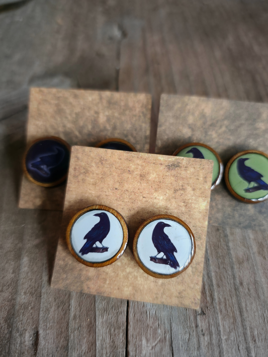 Korppi-nappikorvakorut (puu&epoksi)