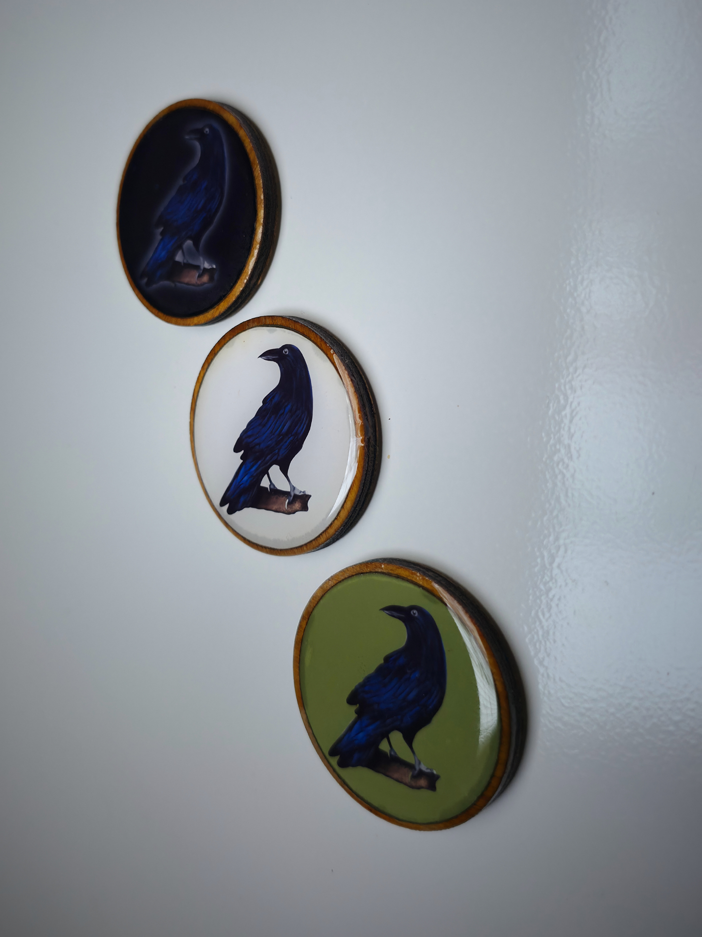 Korppi-magneetti (koivu&epoksi)