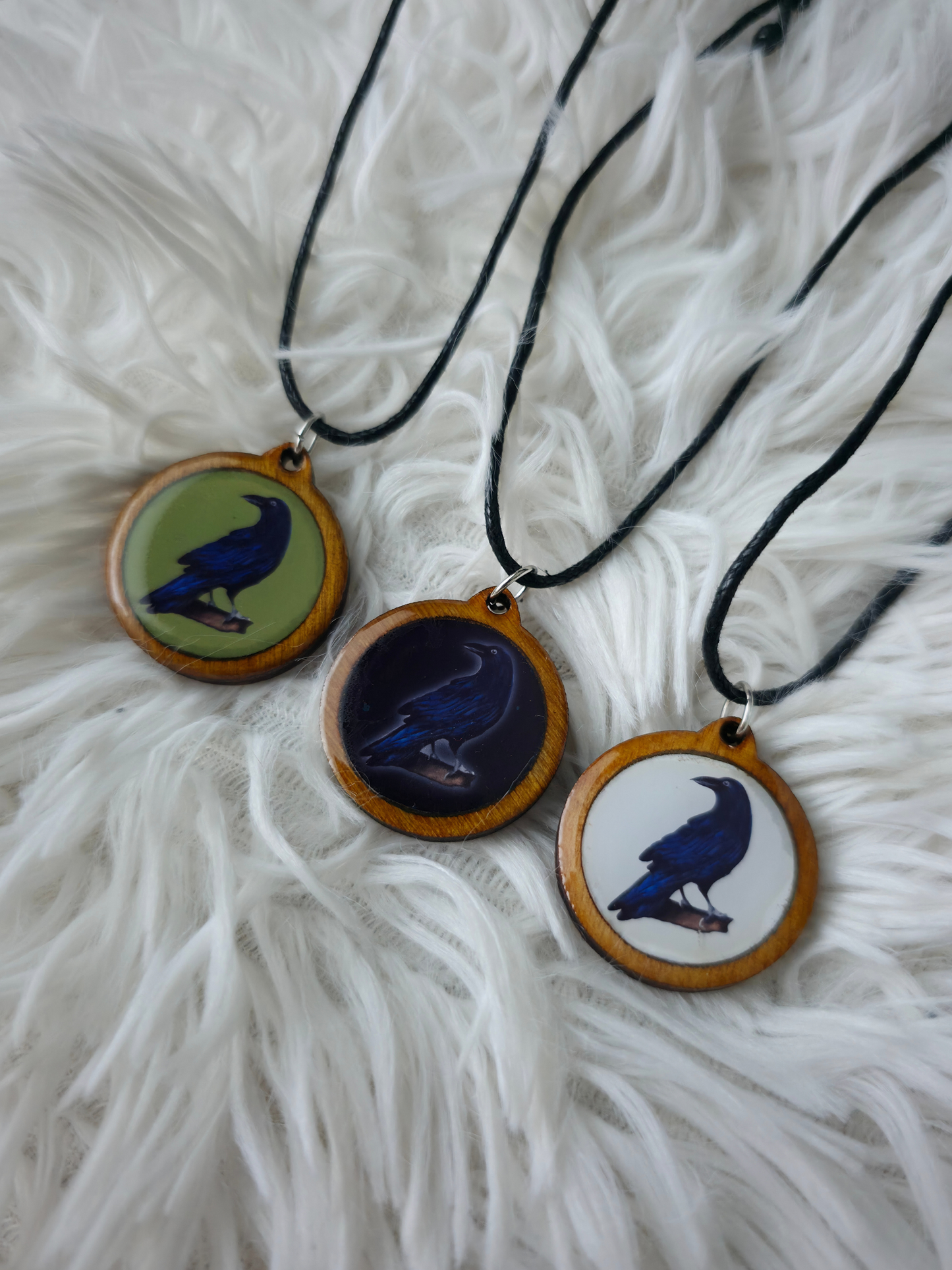 Korppi-kaulakoru (puu&epoksi)