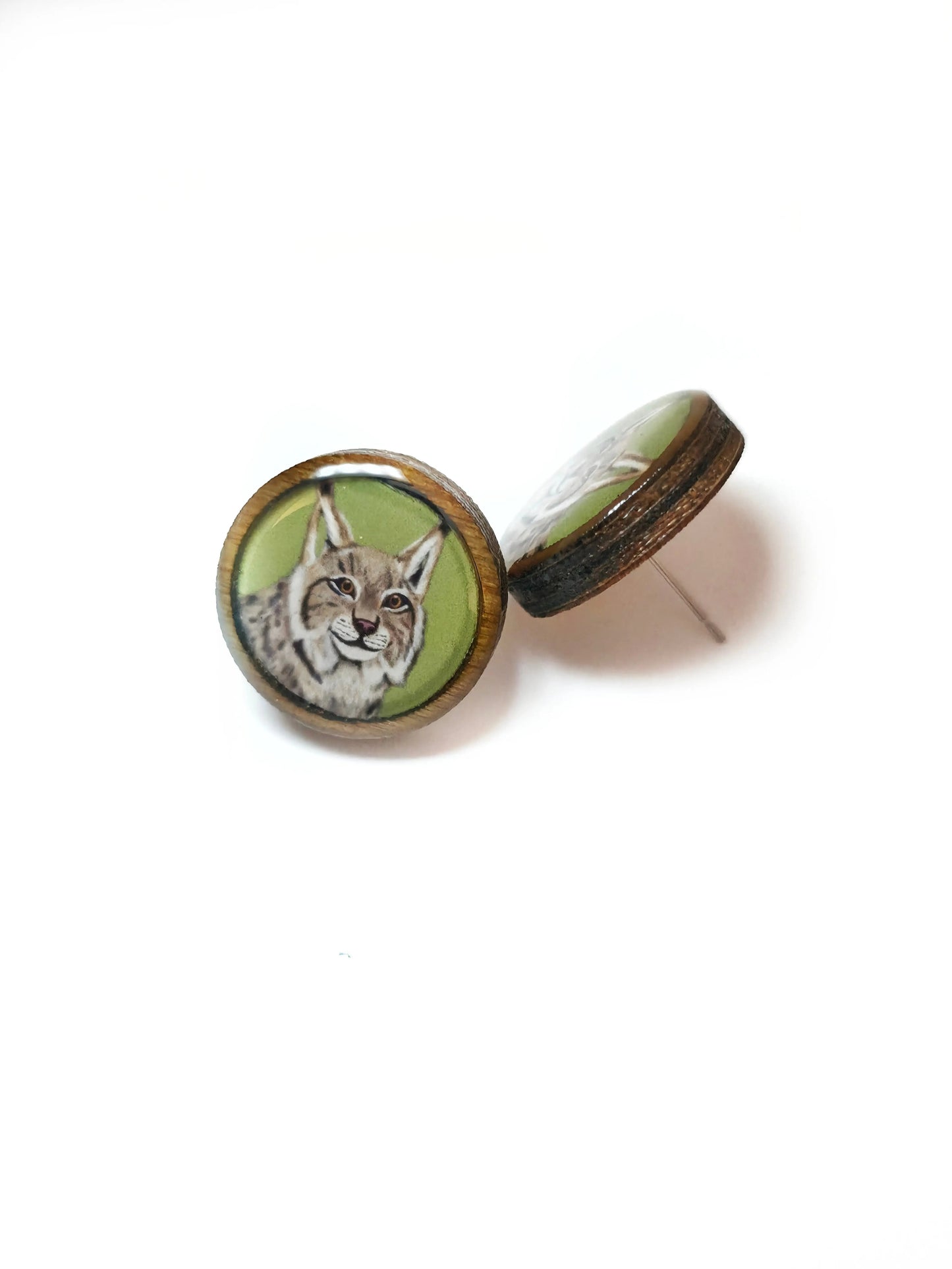 Ilves-nappikorvakorut (puu&epoksi) Vioris - käsintehdyt korut ja tuotteet