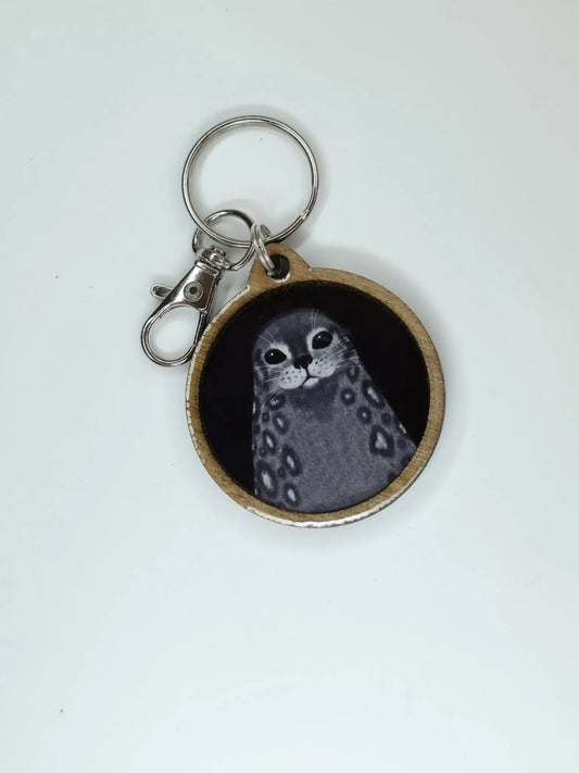 Musta Saimaannorppa-avaimenperä koivua ja epoksia