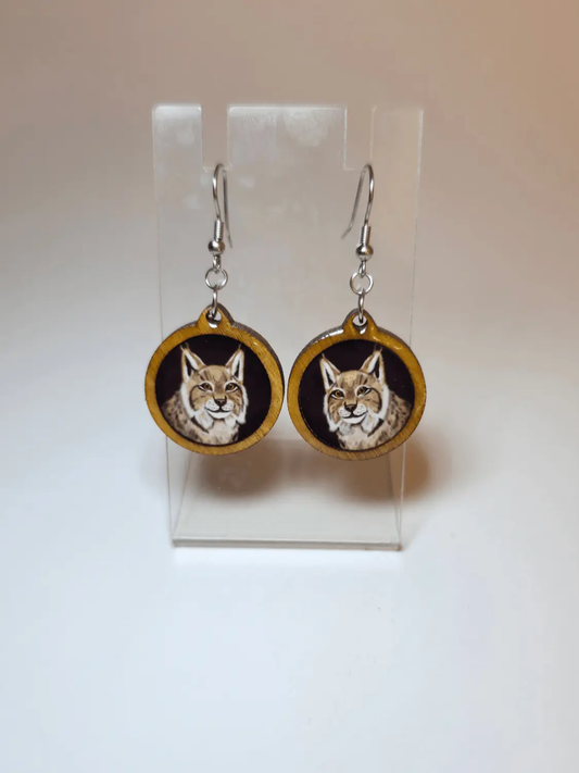 Mustat Ilves-korvakorut koivusta ja epoksista, sivusta