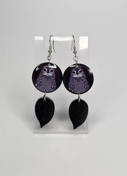 Saimaannorppa - korvakorut (epoksi/musta) - Vioris