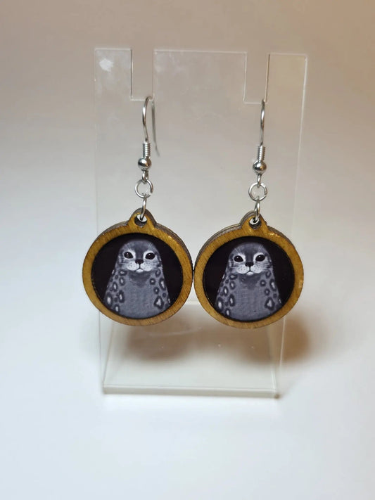 Mustat Saimaannorppa-korvakorut, koivua ja epoksia, edestä