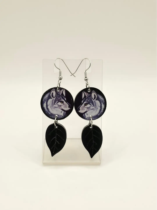 Mustat Susi-epoksikorvakorut edestä