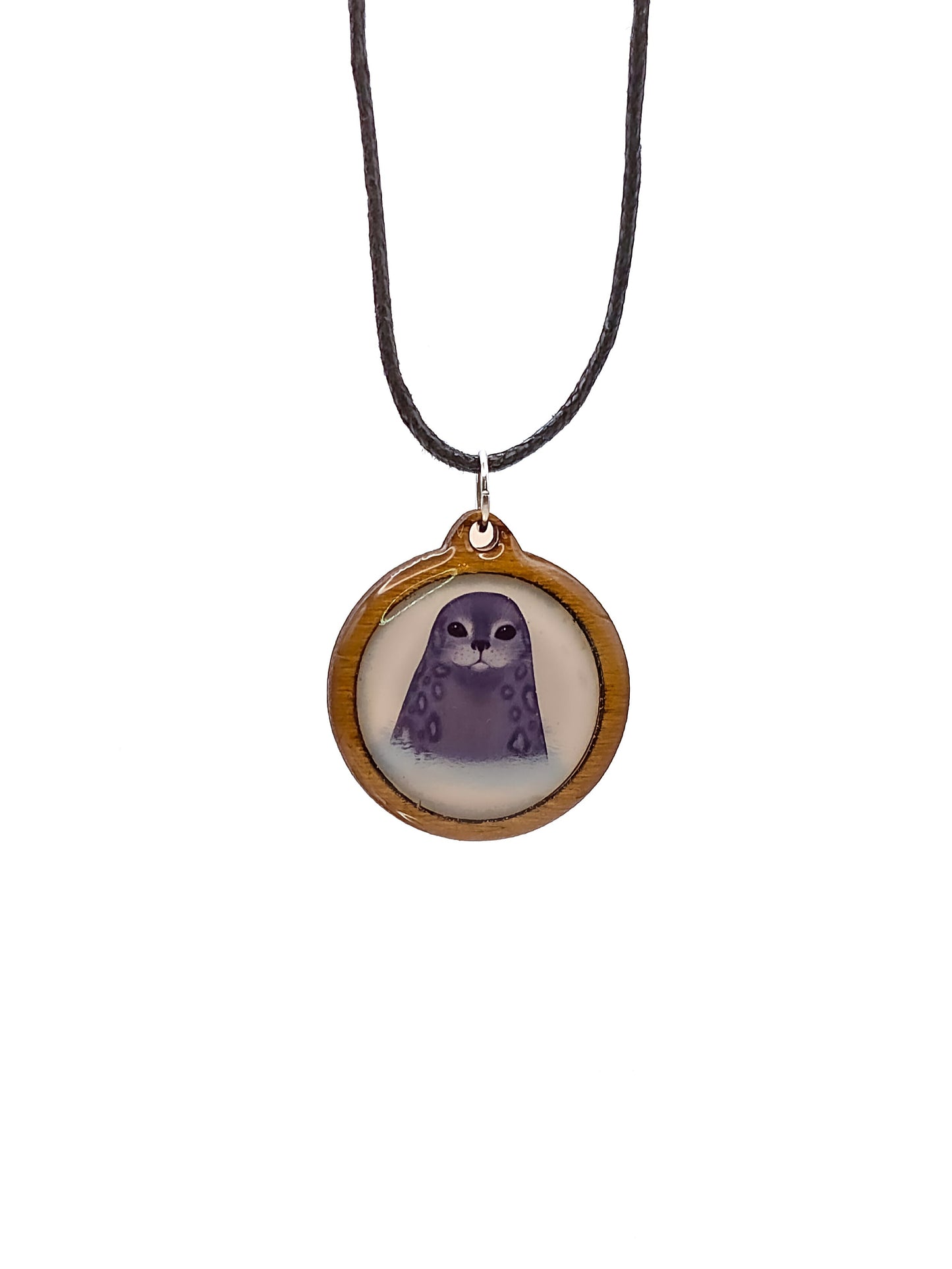 Saimaannorppa-kaulakoru (puu&epoksi) Vioris - käsintehdyt korut ja tuotteet