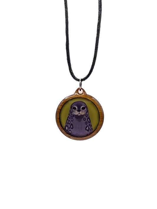 Saimaannorppa-kaulakoru (puu&epoksi) Vioris - käsintehdyt korut ja tuotteet