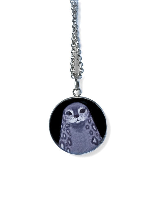 Saimaannorppa-kaulakoru (epoksi) Vioris - käsintehdyt korut ja tuotteet