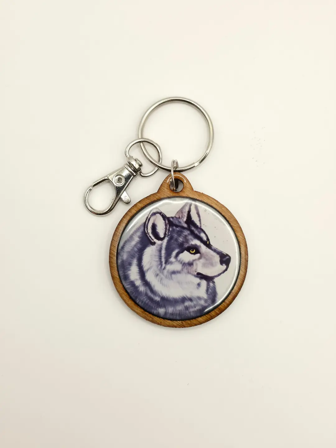 Valkoinen Susi-avaimenperä epoksia ja koivua edestä