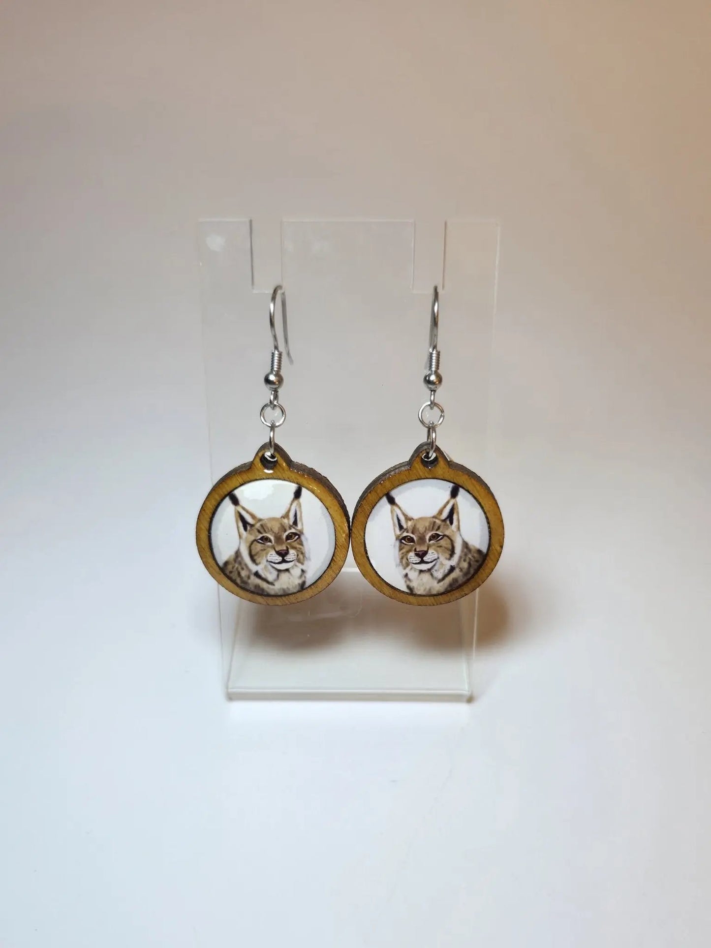 Valkoiset Ilves-korvakorut, epoksista ja koivusta, edestä