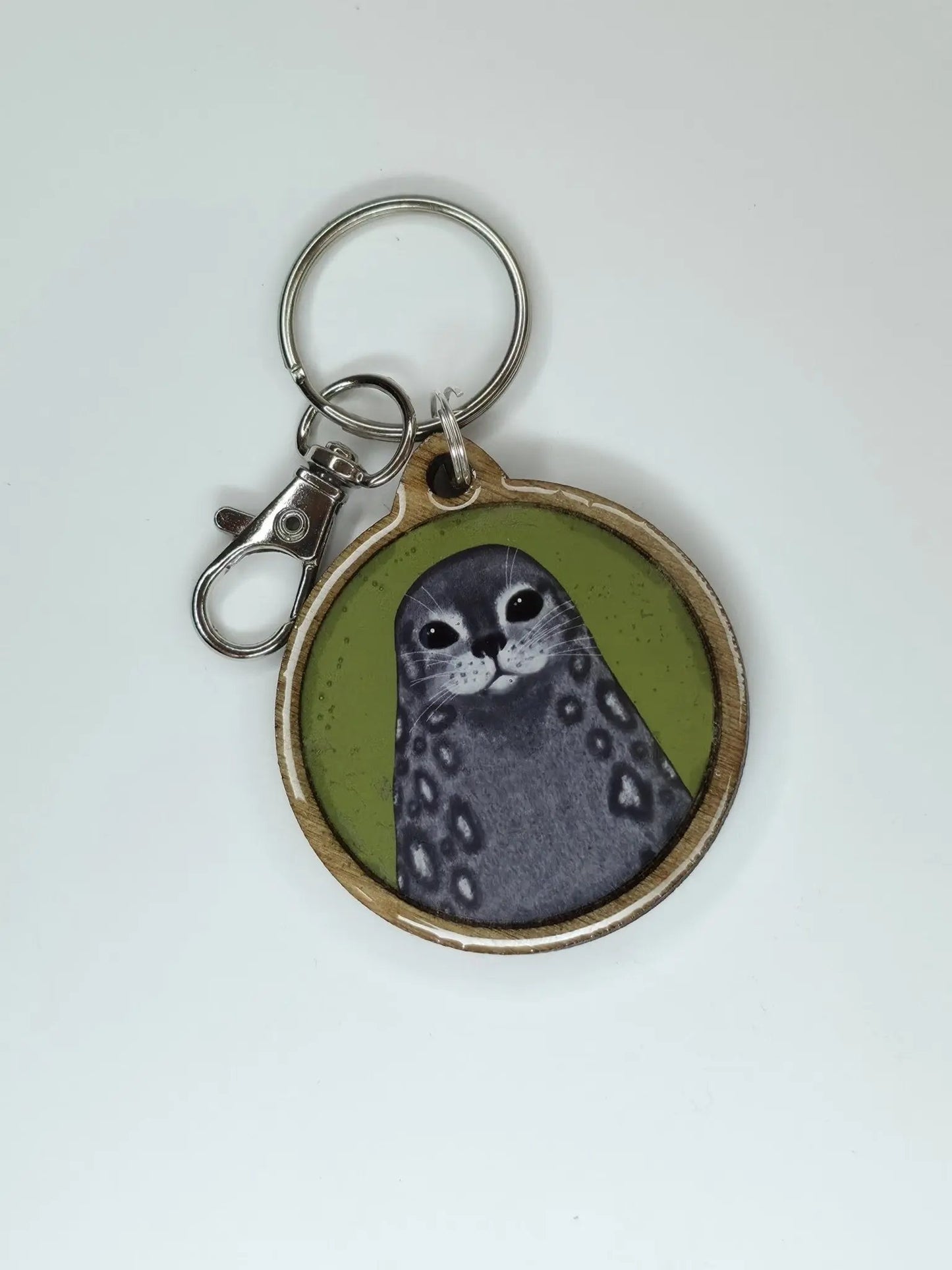 Vihreä Saimaannorppa-avaimenperä koivua ja epoksia edestä