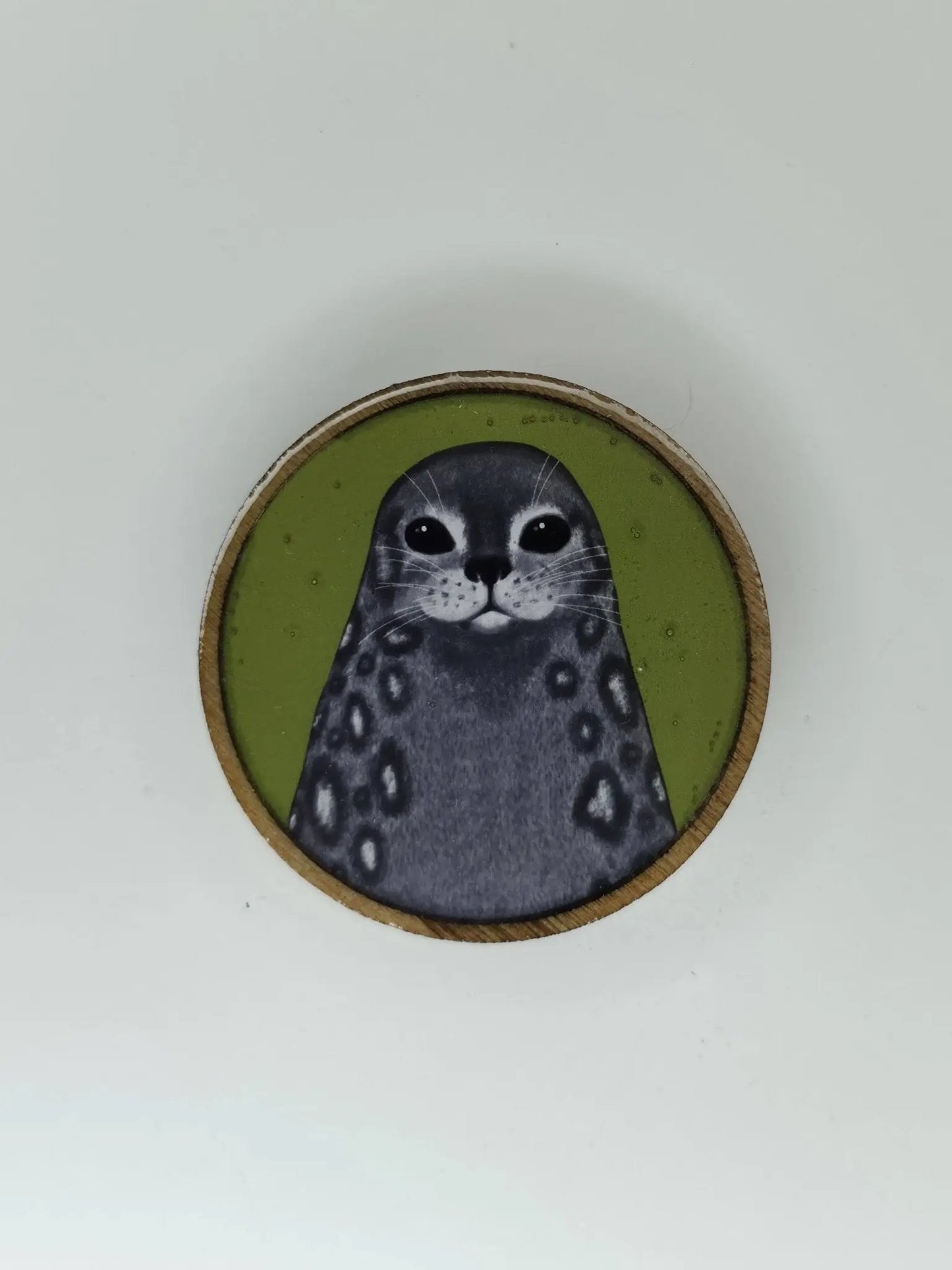 Saimaannorppa - magneetti (koivu&epoksi/vihreä) - Vioris