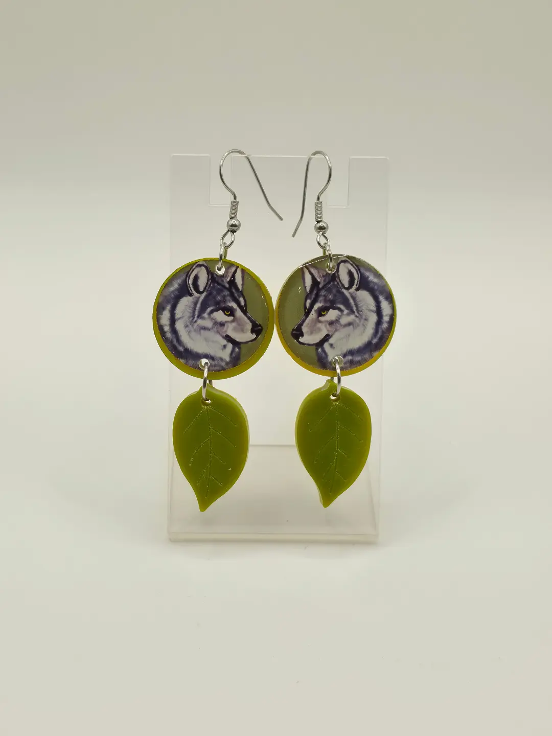 Vihreät Susi-korvakorut epoksia edestä