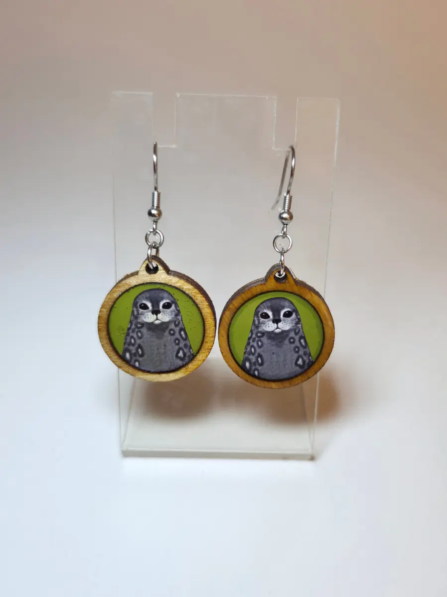 Saimaannorppa-korvakorut (koivu&epoksi) Vioris - käsintehdyt korut ja tuotteet