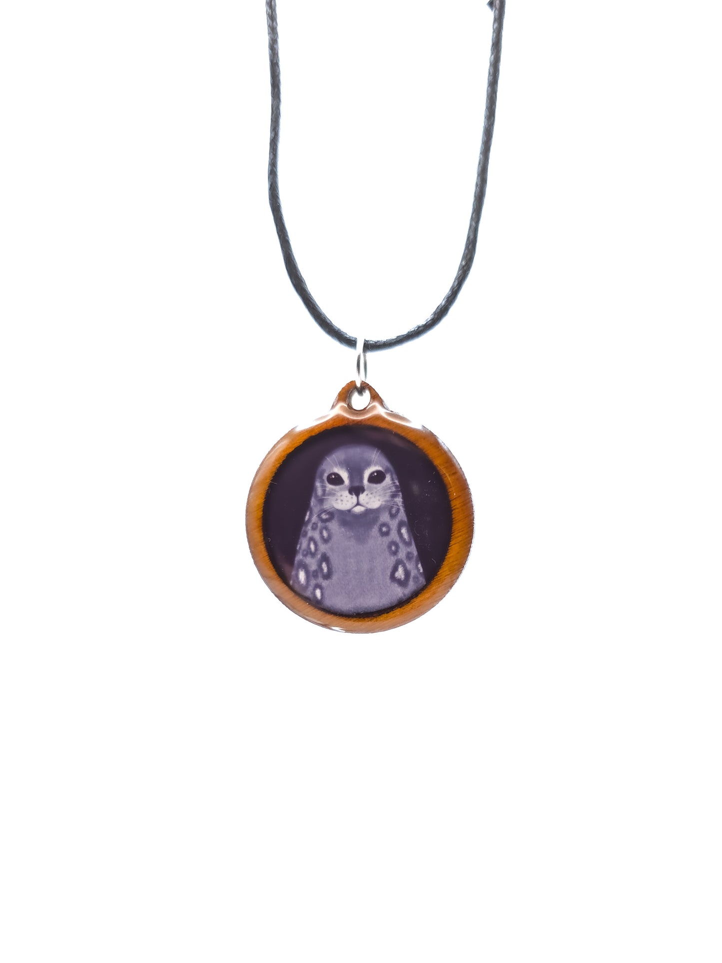 Saimaannorppa-kaulakoru (puu&epoksi) Vioris - käsintehdyt korut ja tuotteet