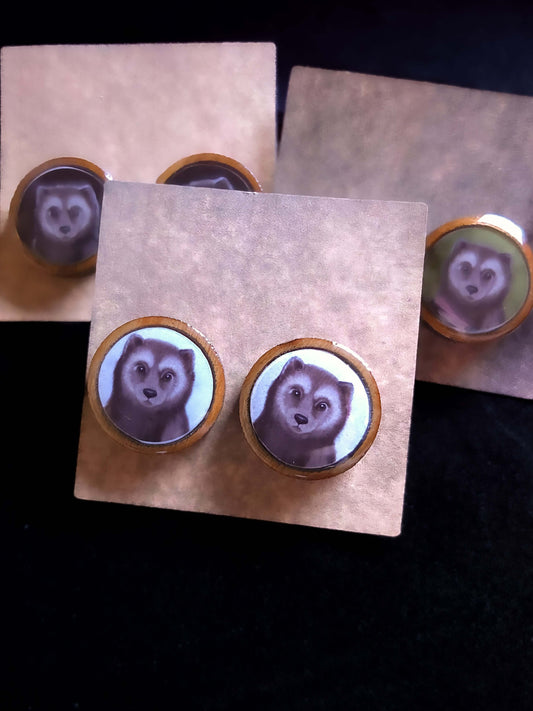 Suomalaisesta koivusta valmistetut korvakorut epoksipinnoitteella, aiheena suomen erilaiset luonnon eläimet