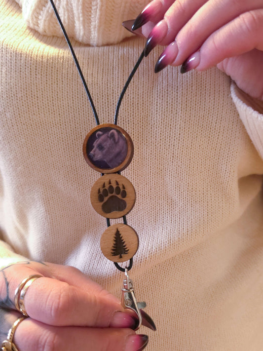 Karhu-avainnauha keychain with bear, paw, and tree wood design