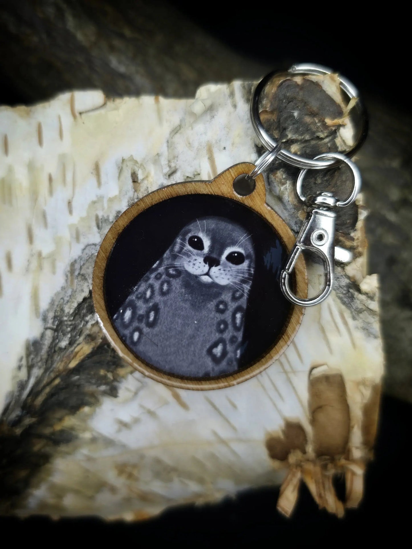 Saimaannorppa-avaimenperä (koivu&epoksi) Vioris - käsintehdyt korut ja tuotteet