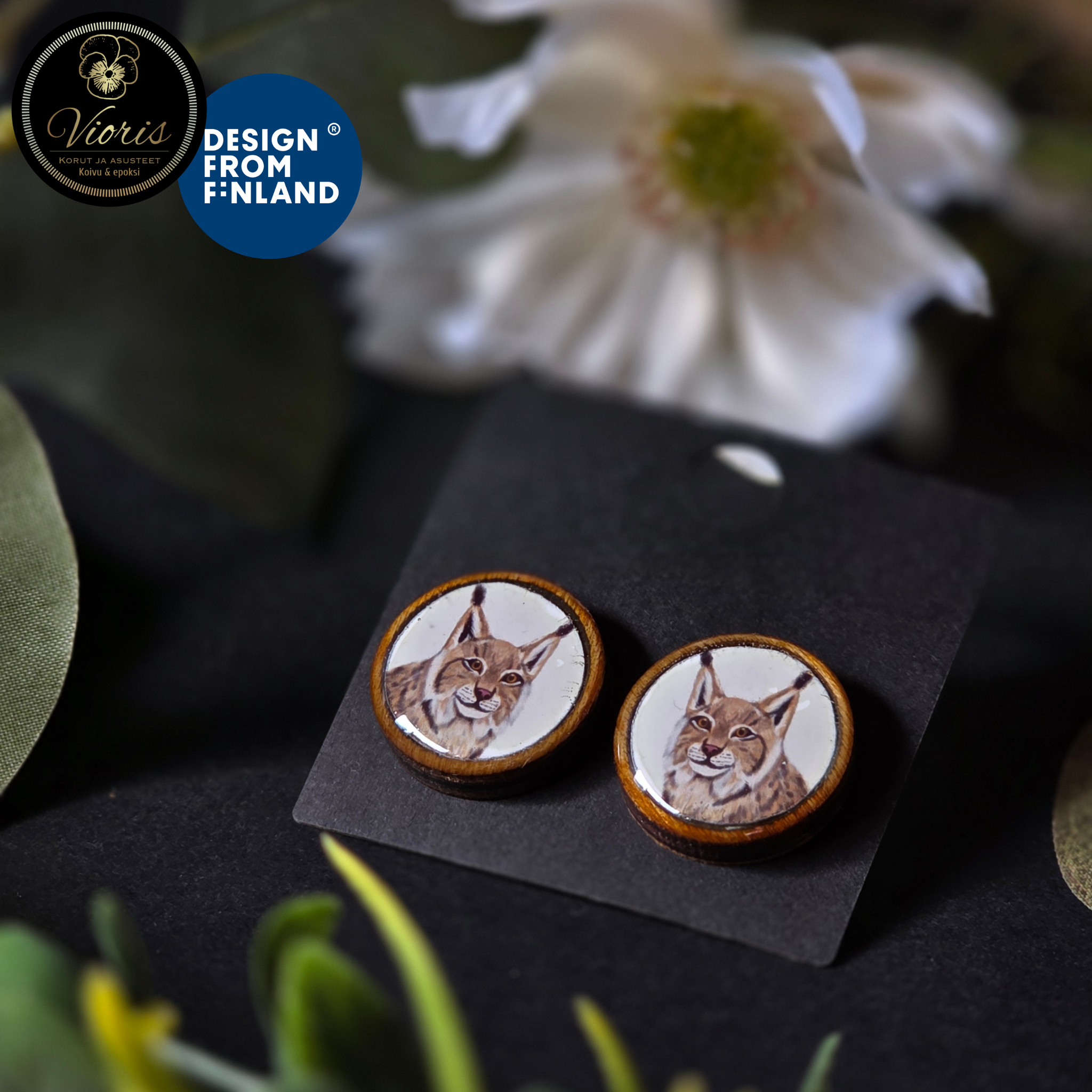 Nappikorvakorut Ilves – kotimainen korvakorut, epoksi suomalaisesta koivuvanerista
