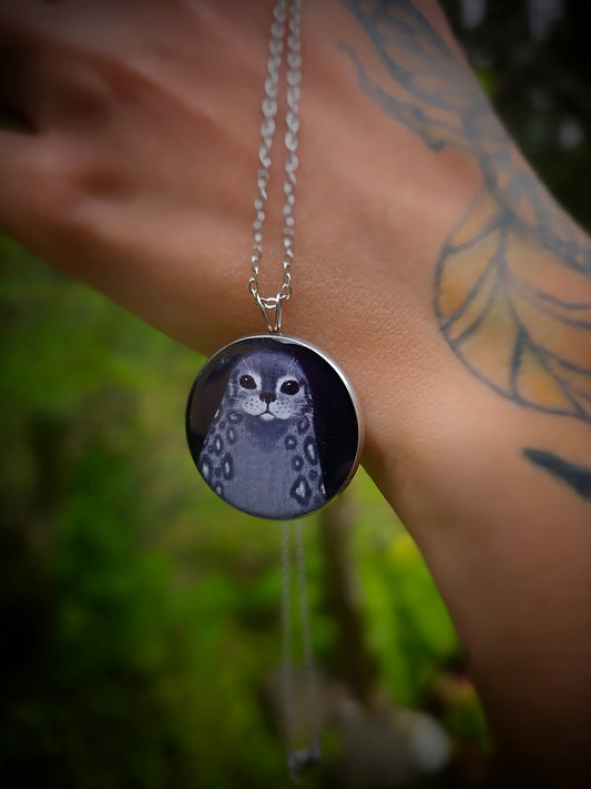 Saimaannorppa-kaulakoru (epoksi) Vioris - käsintehdyt korut ja tuotteet