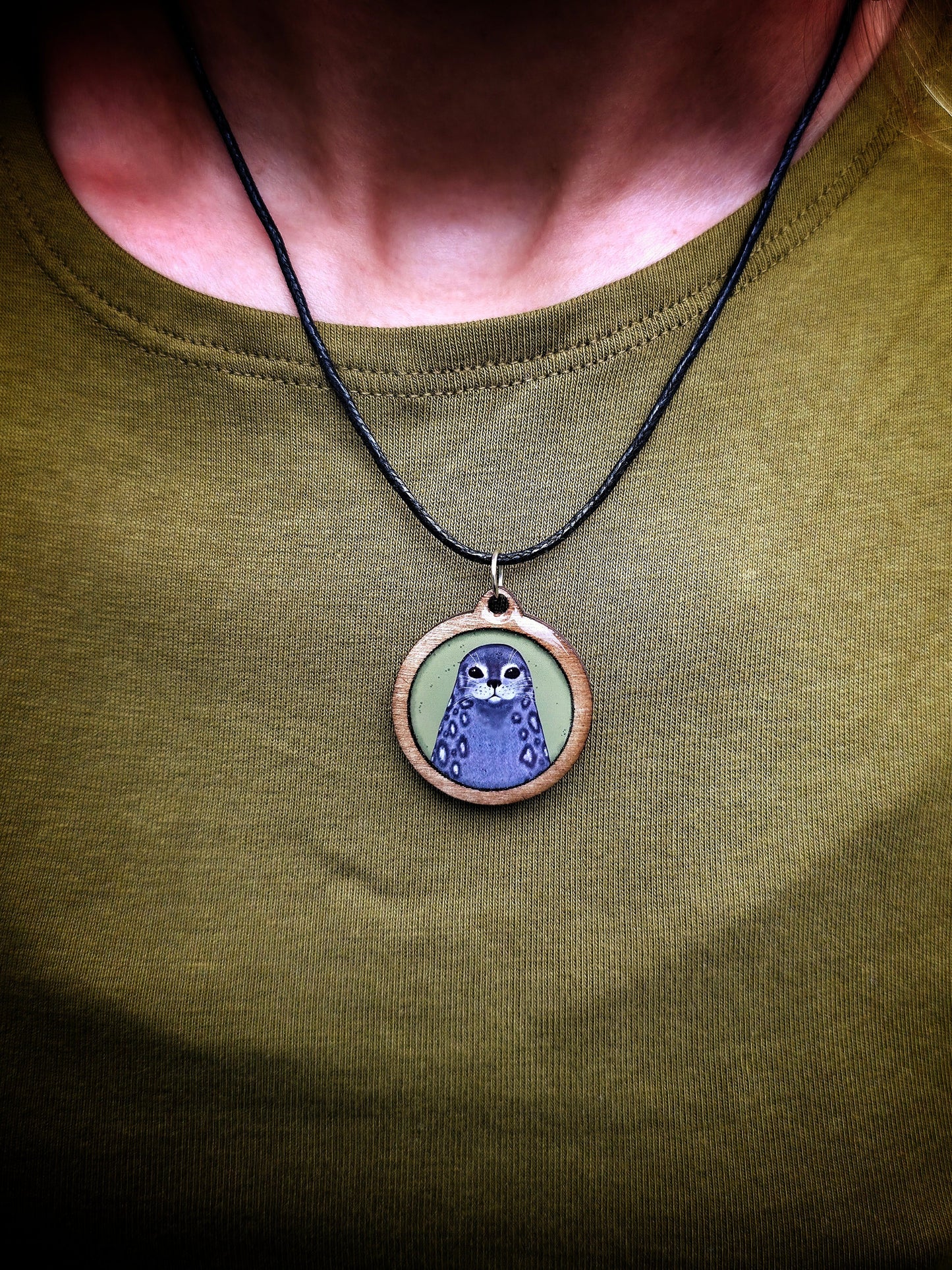 Saimaannorppa-kaulakoru (puu&epoksi) Vioris - käsintehdyt korut ja tuotteet