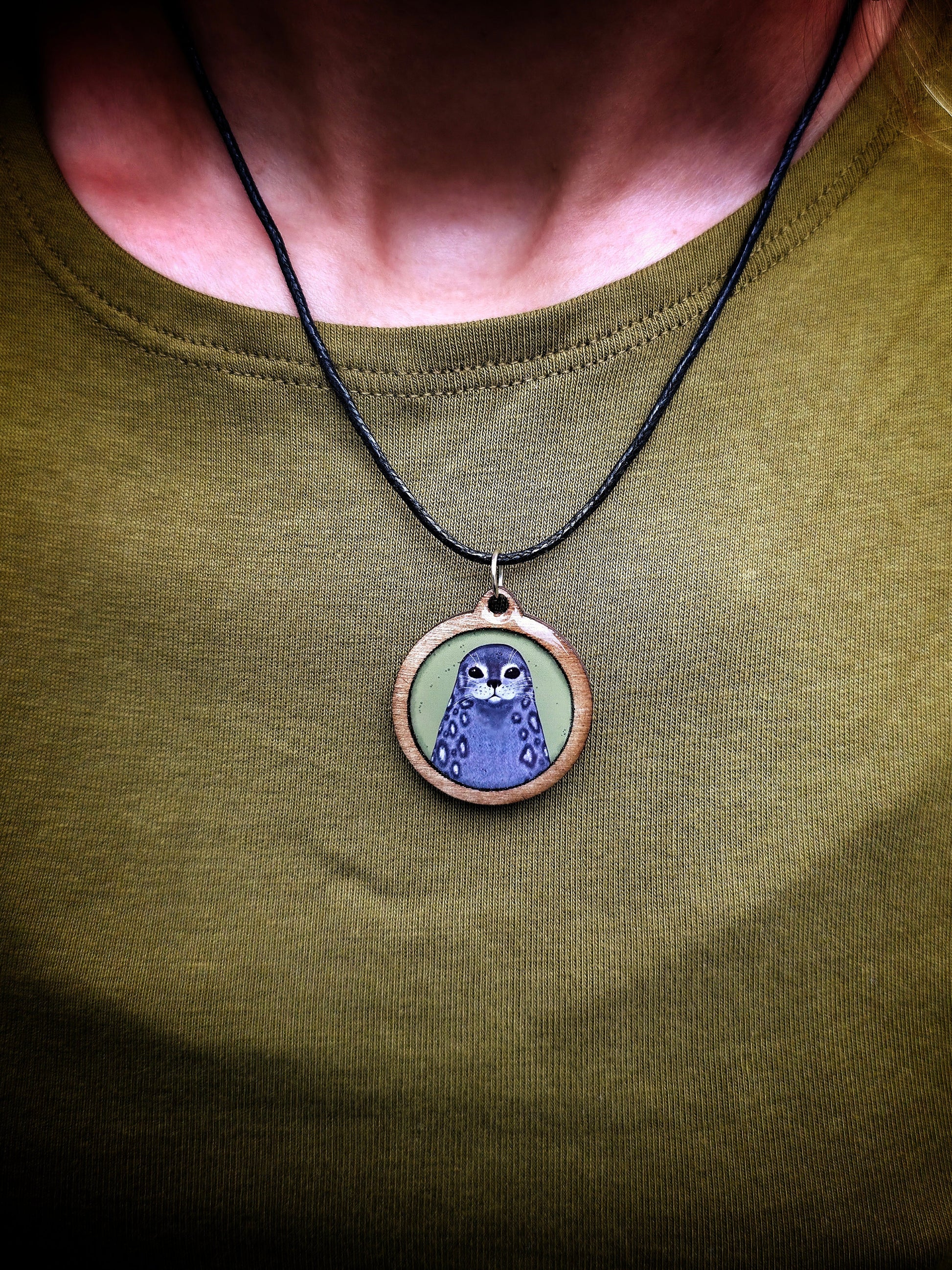 Saimaannorppa-kaulakoru (puu&epoksi) Vioris - käsintehdyt korut ja tuotteet