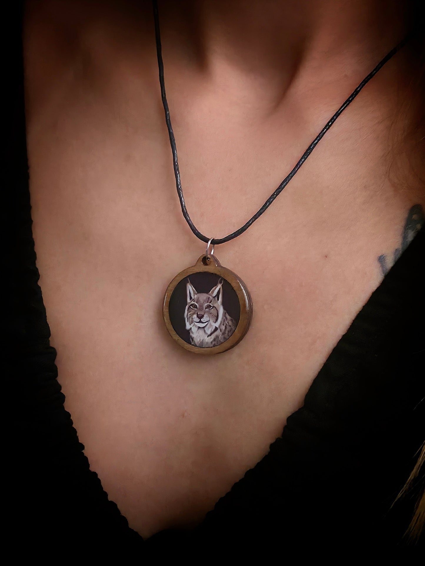 Ilves-kaulakoru (puu&epoksi) Vioris - käsintehdyt korut ja tuotteet