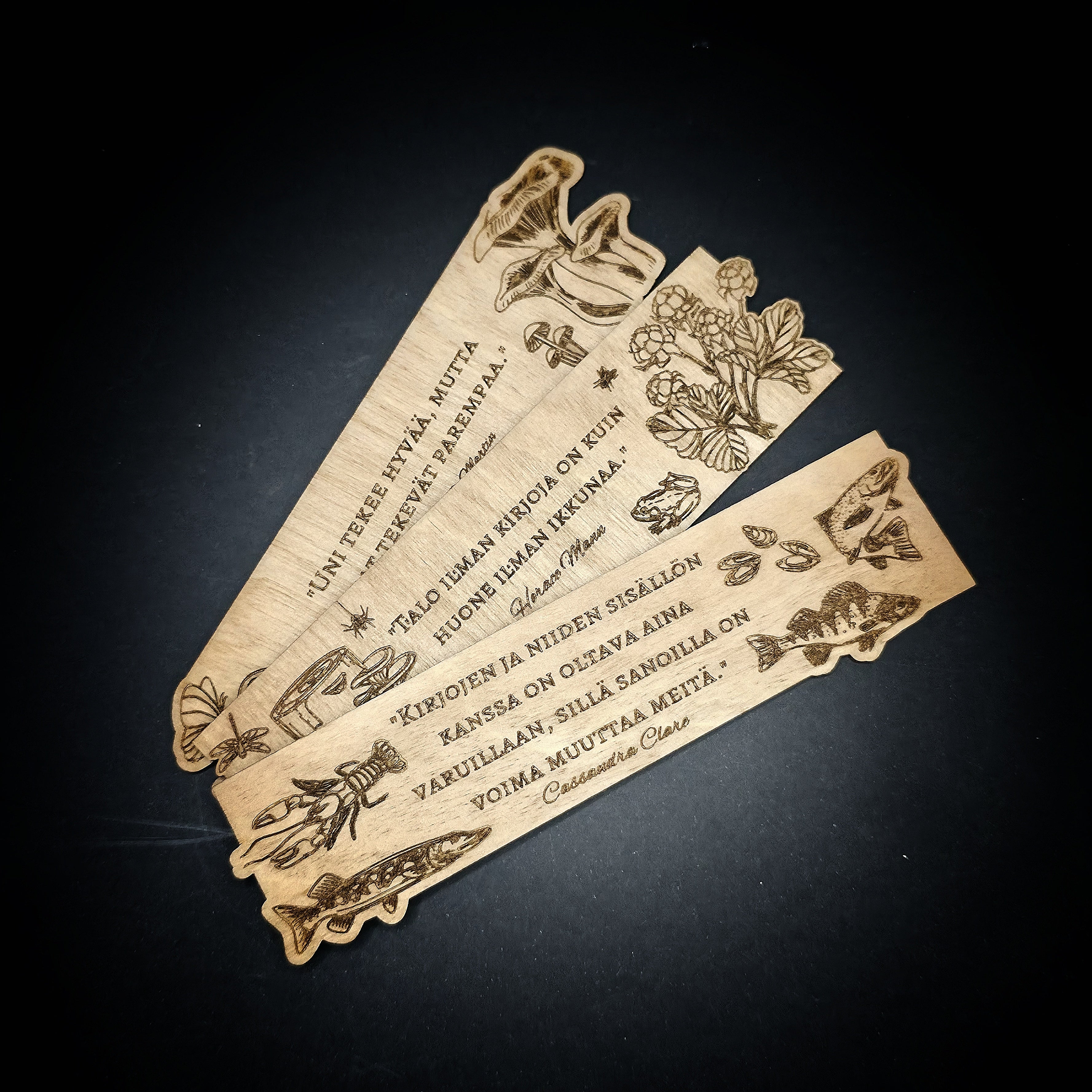 Kirjanmerkit Järvi Suo ja Metsä koivusta