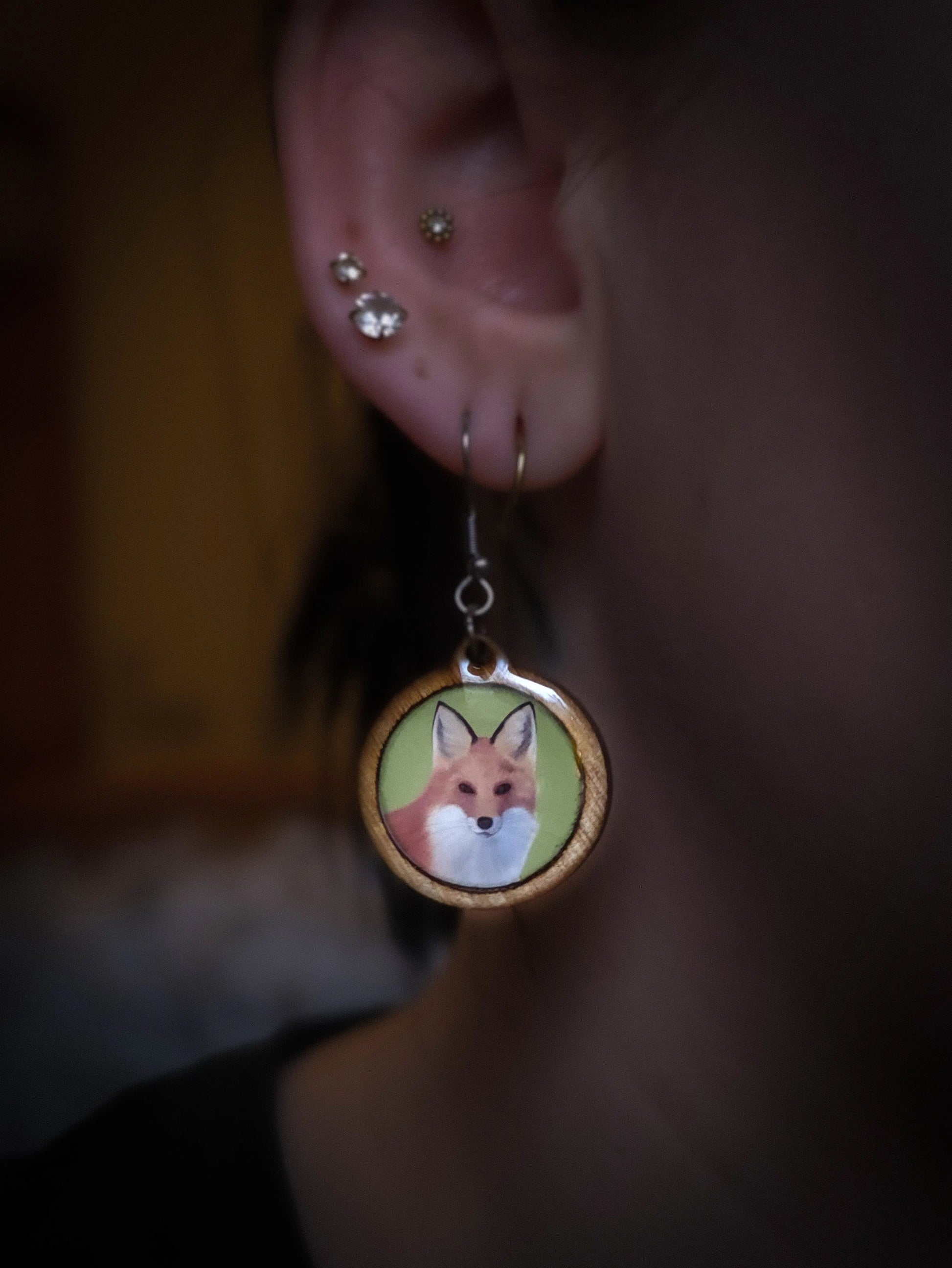 Kettu-korvakorut (koivu&epoksi) Vioris - käsintehdyt korut ja tuotteet