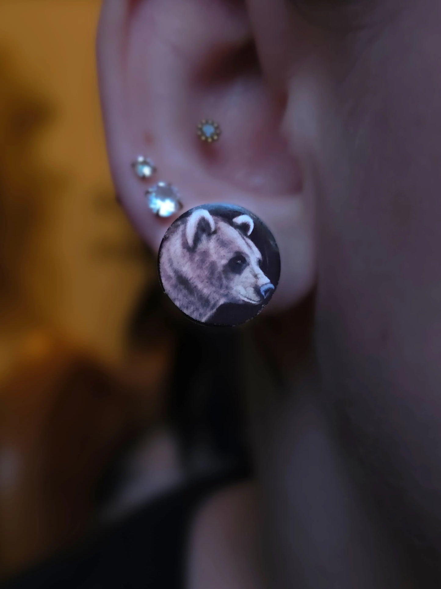 Karhu-nappikorvakorut (epoksi) Vioris - käsintehdyt korut ja tuotteet