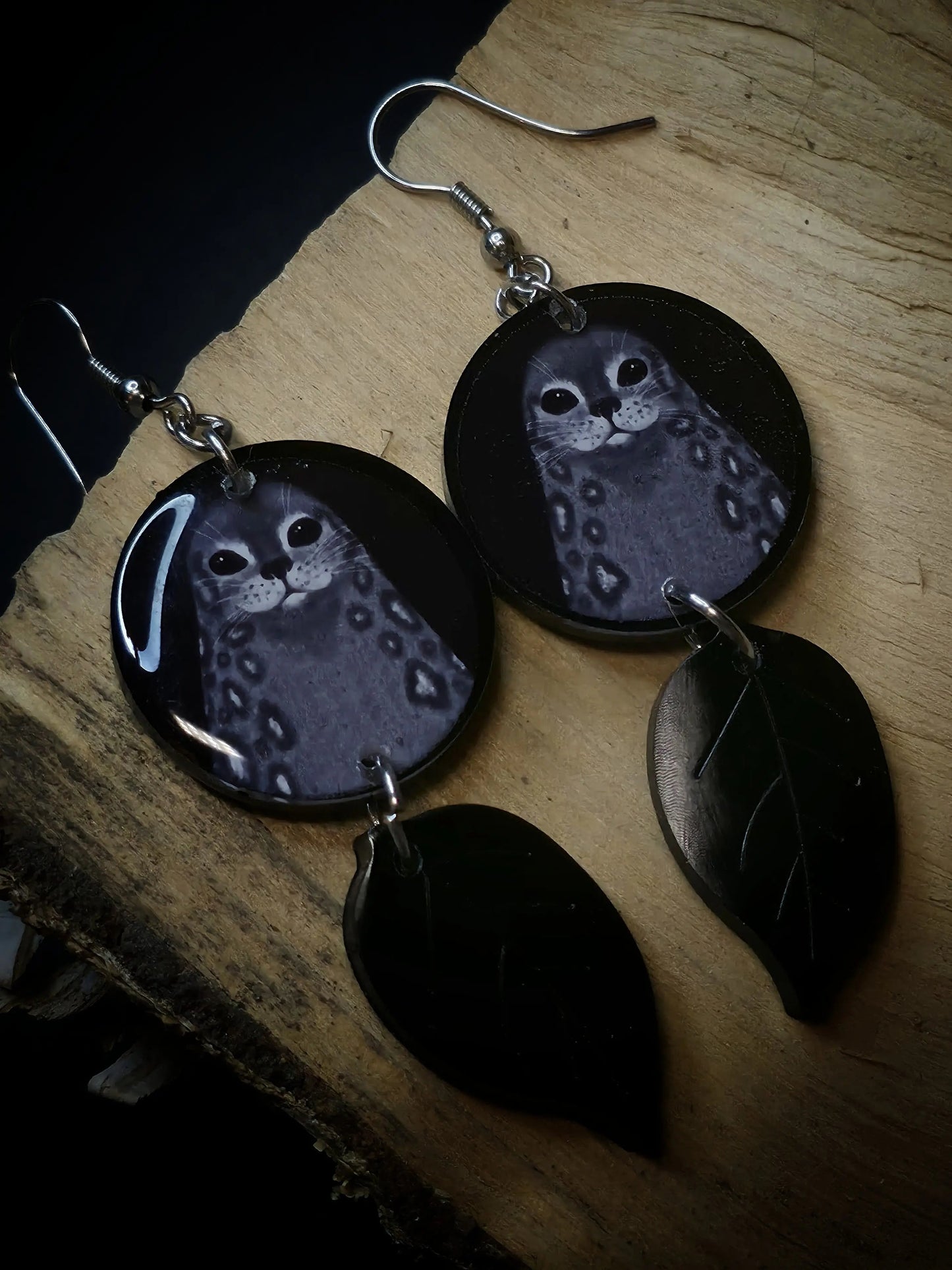 Saimaannorppa-korvakorut (epoksi) Vioris - käsintehdyt korut ja tuotteet