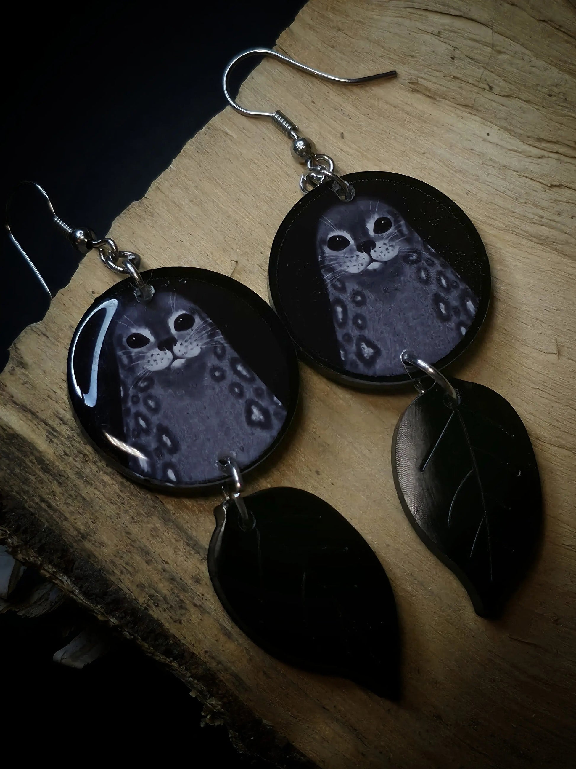 Saimaannorppa-korvakorut (epoksi) Vioris - käsintehdyt korut ja tuotteet