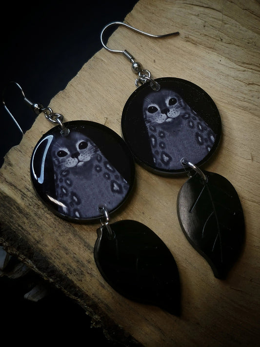 Saimaannorppa-korvakorut (epoksi) Vioris - käsintehdyt korut ja tuotteet