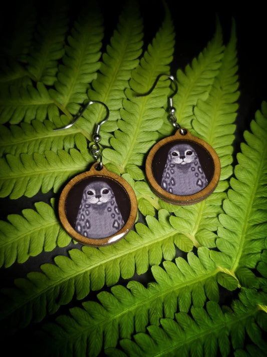 Saimaannorppa-korvakorut (koivu&epoksi) Vioris - käsintehdyt korut ja tuotteet