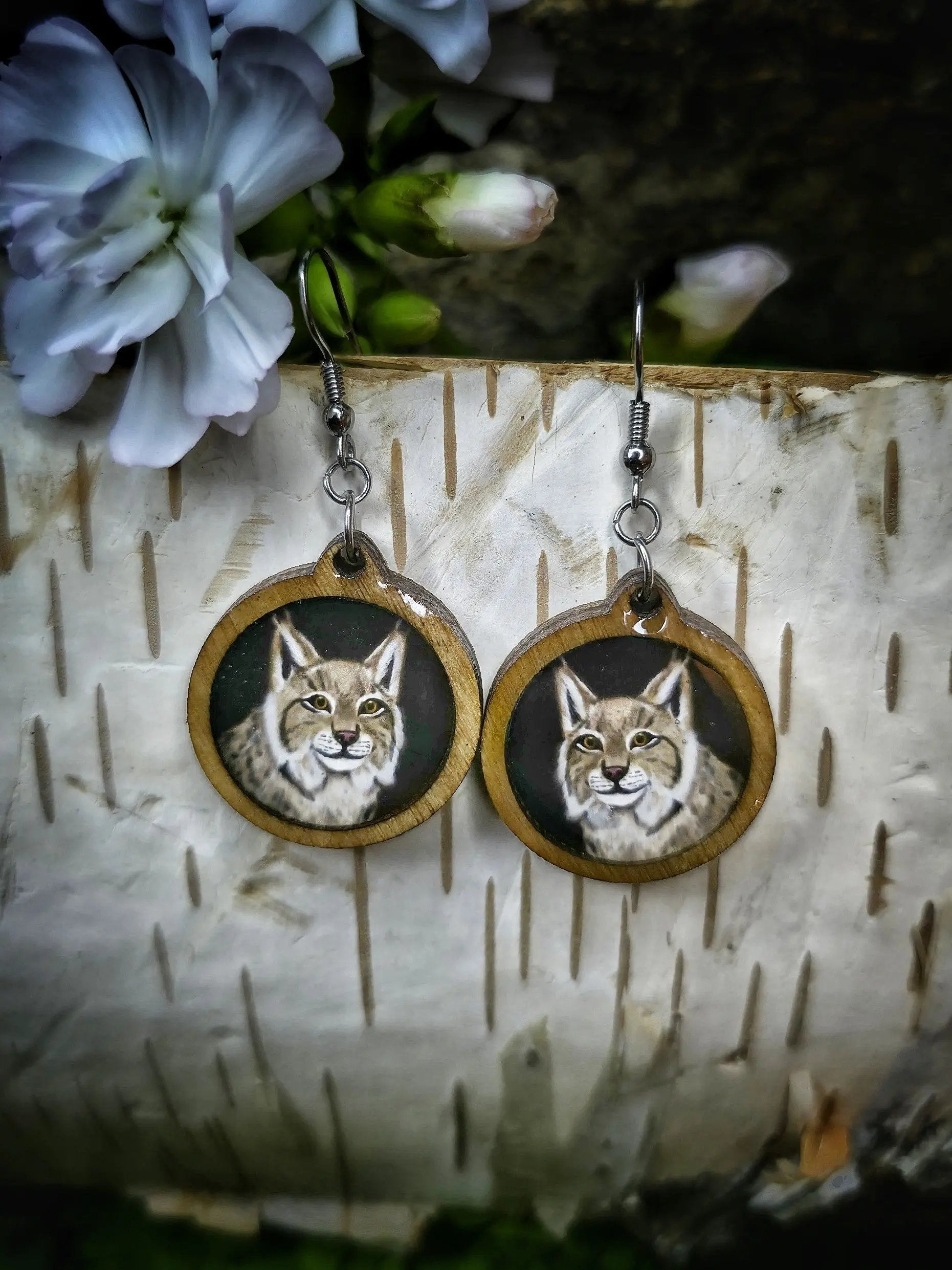 Ilves-korvakorut (koivu&epoksi) Vioris - käsintehdyt korut ja tuotteet