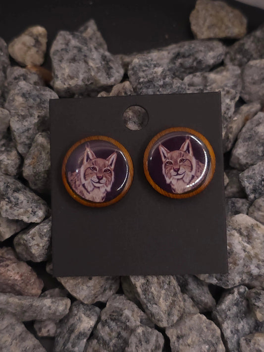 Ilves-nappikorvakorut (puu&epoksi) Vioris - käsintehdyt korut ja tuotteet