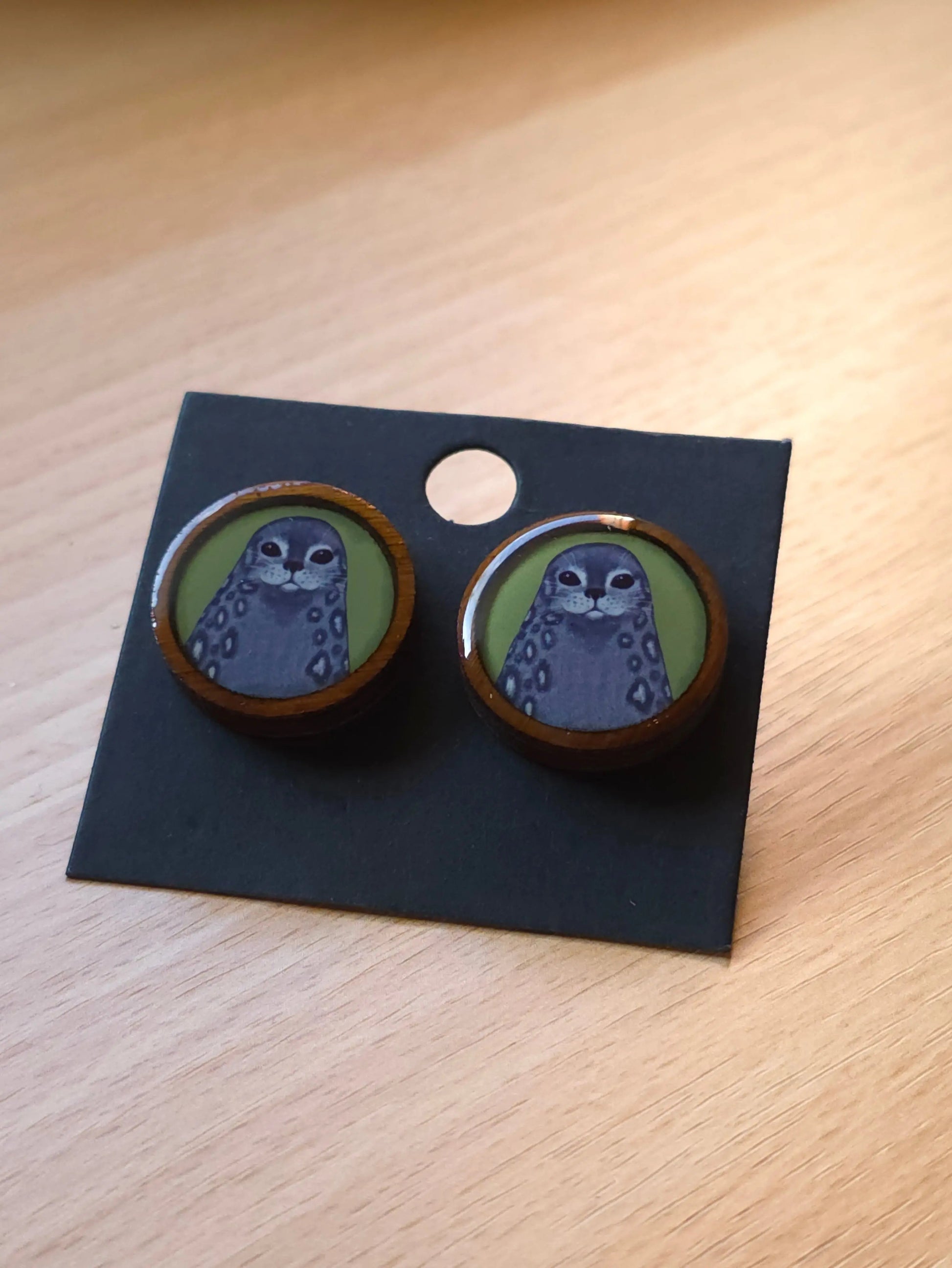 Saimaannorppa-nappikorvakorut (puu&epoksi) Vioris - käsintehdyt korut ja tuotteet