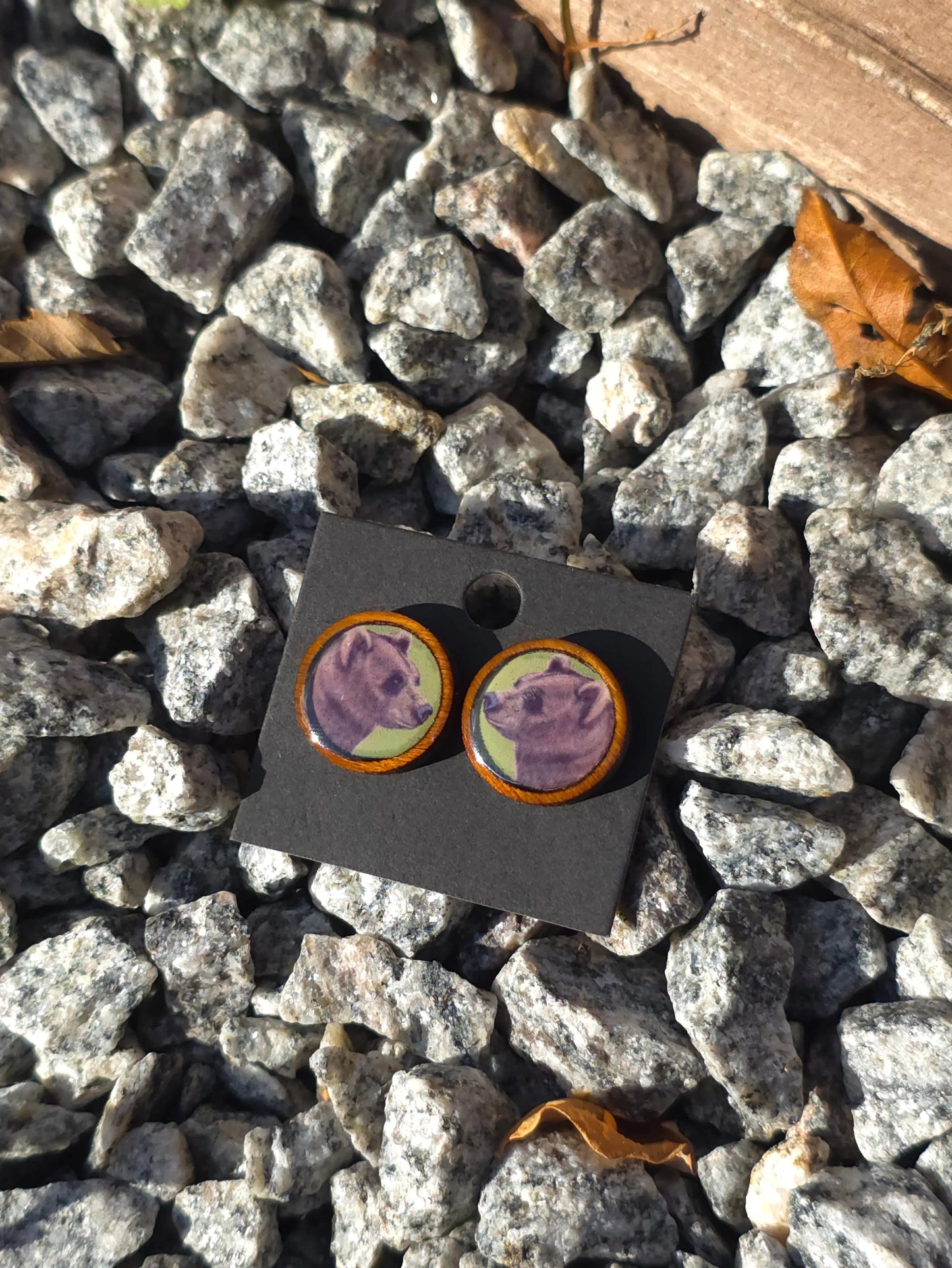 Karhu-nappikorvakorut (puu&epoksi) Vioris - käsintehdyt korut ja tuotteet