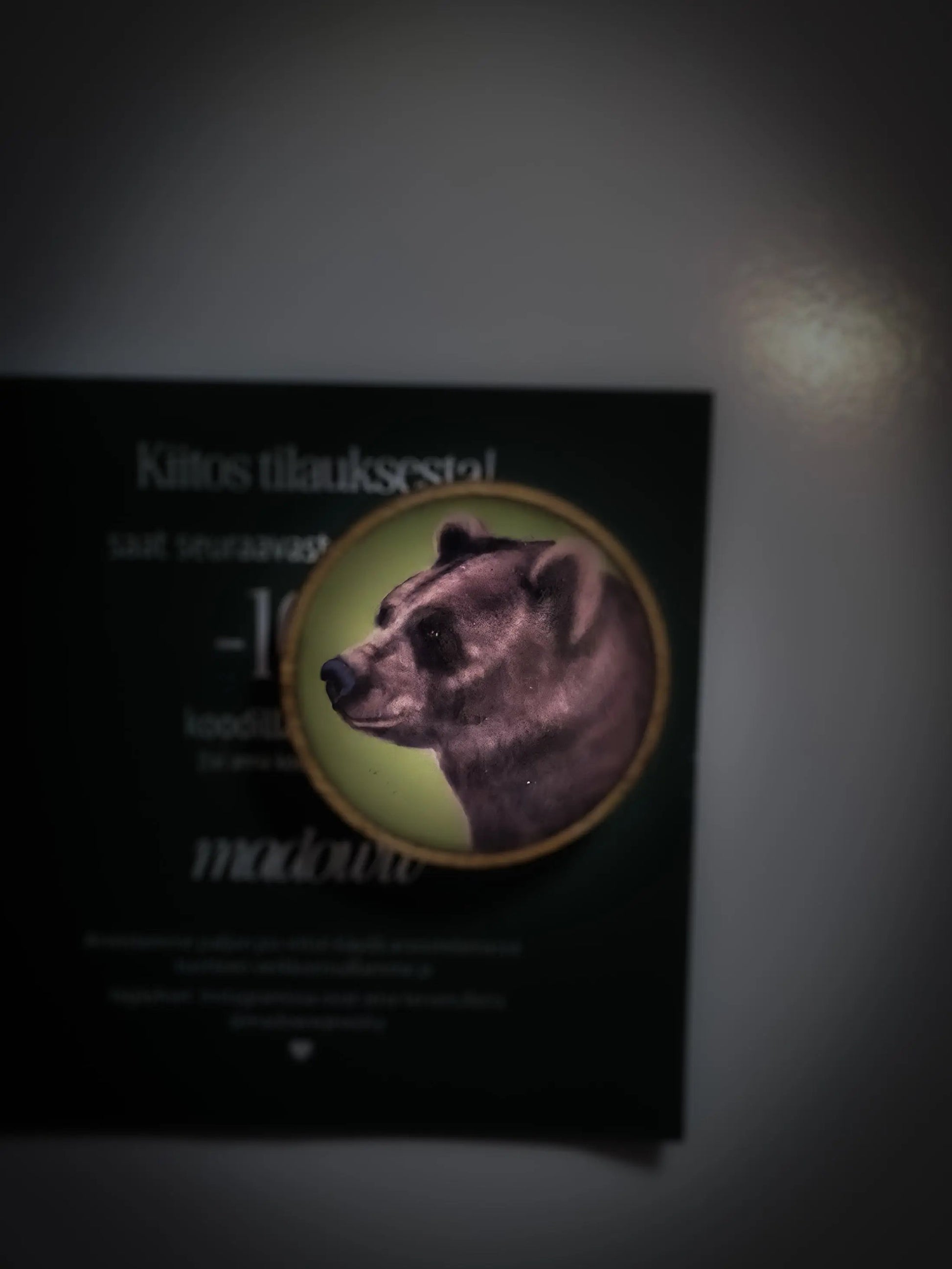 Karhu-magneetti (koivu&epoksi) Vioris - käsintehdyt korut ja tuotteet