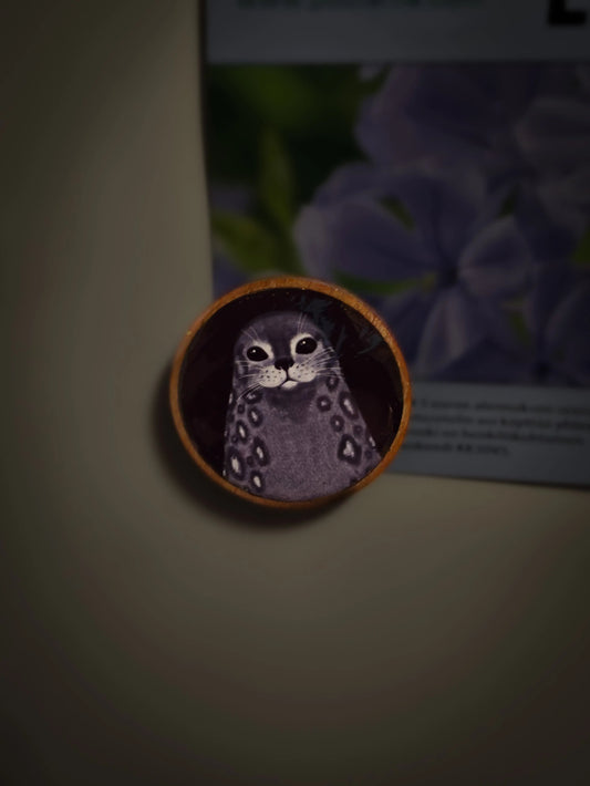 Saimaannorppa-magneetti (koivu&epoksi) Vioris - käsintehdyt korut ja tuotteet