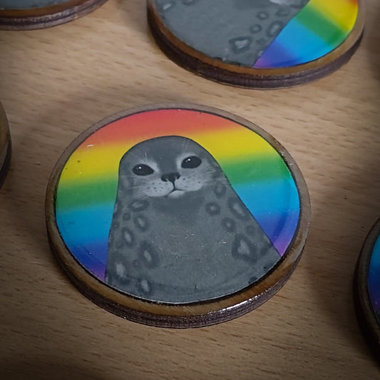 Pride Saimaannorppa-magneetti (koivu&epoksi)