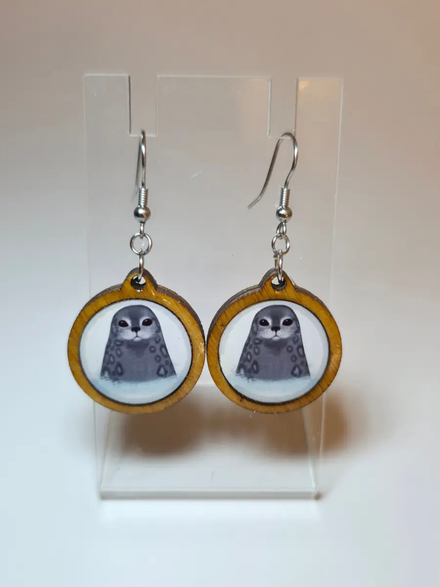 Saimaannorppa-korvakorut (koivu&epoksi) Vioris - käsintehdyt korut ja tuotteet